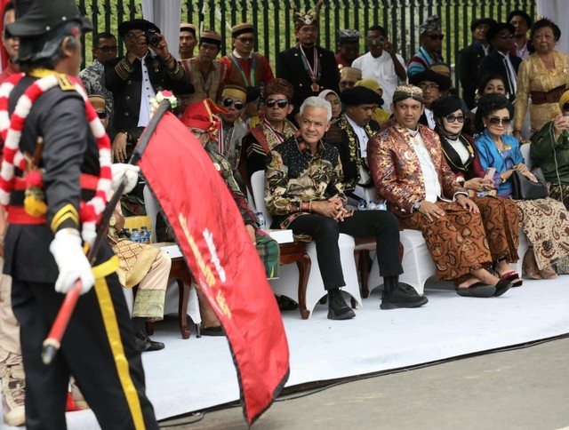 Gubernur Jawa Tengah Ganjar Pranowo yang dipertontonkan atraksi budaya dari 264 kerajaan dan lembaga adat di kawasan Candi Borobudur. Foto: Dok. Istimewa