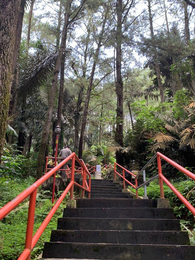 Tangga menuju puncak Gunung Tidar - Sumber : dokumentasi pribadi