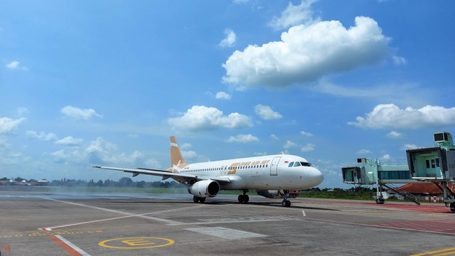 Pesawat mendarat di Bandara Adi Soemarmo, Solo. FOTO: Fernando Fitusia