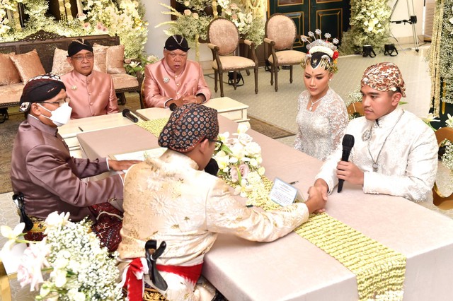 Prosesi akad nikah putra bungsu Presiden Joko Widodo, Kaesang Pangarep dengan Erina Gudono, melalui layar di Royal Ambarrukmo, Sleman, D.I Yogyakarta, Sabtu (9/12/2022). Foto: Agus Suparto/Istana Presiden