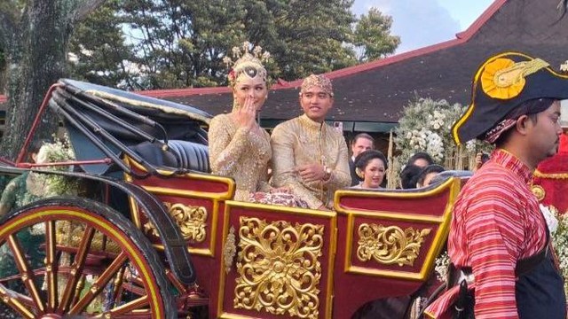 Kaesang Pangarep dan Erina Gudono usai akad nikah di Pendopo Agung Royal Ambarrukmo, Sabtu (10/12/2022). Foto: Maria Wulan/Tugu Jogja