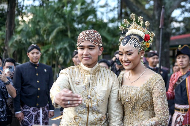 Putra bungsu Presiden Joko Widodo, Kaesang Pangarep (kiri) bersama istrinya Erina Gudono (kanan) menyapa wartawan usai prosesi akad nikah di Royal Ambarrukmo, Sleman, DI Yogyakarta, Sabtu (10/12/2022). Foto: Hendra Nurdiyansyah/ANTARA FOTO