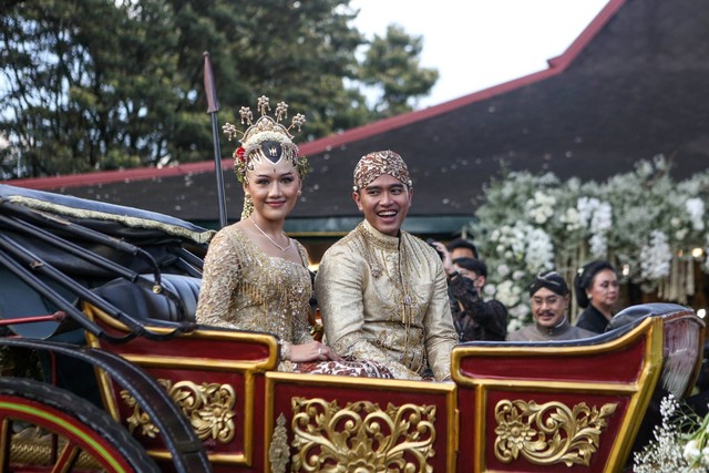 Putra bungsu Presiden Joko Widodo, Kaesang Pangarep bersama istrinya Erina Gudono menaiki kereta kencana usai prosesi akad nikah di Royal Ambarrukmo, Sleman, DI Yogyakarta, Sabtu (10/12/2022). Foto: Hendra Nurdiyansyah/ANTARA FOTO