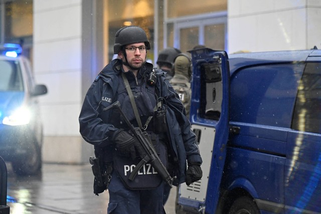 Petugas polisi mengamankan area pasar Natal di Dresden, Jerman, Sabtu (10/12/2022). Foto: Matthias Rietschel/REUTERS