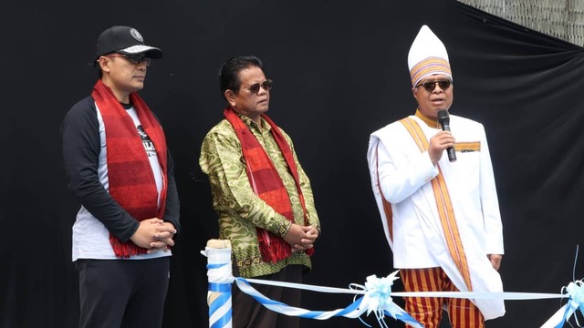 Sekretaris Daerah Provinsi Sulawesi Barat Muhammad Idris (berpakaian adat Mamasa) dan Bupati Mamasa Ramlan Badawi (tengah). Foto: Pemprov Sulbar