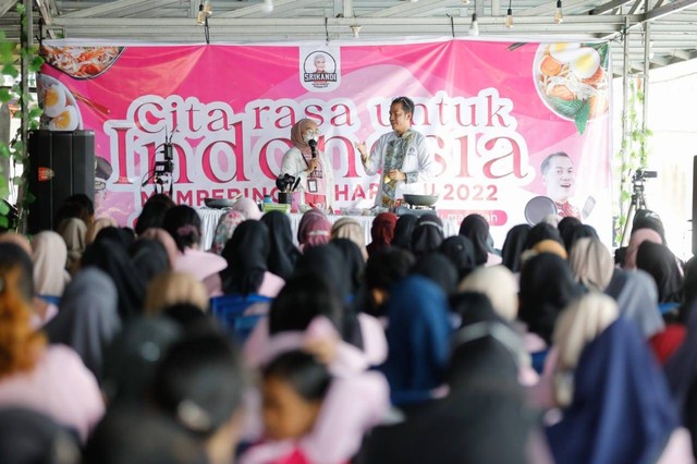 Relawan Srikandi Ganjar Kalimantan Tengah menggelar demo memasak bersama Chef Agus Sasirangan selaku runner up MasterChef Indonesia season 1 dalam rangka memperingati Hari Ibu 2022. Foto: Dok. Istimewa