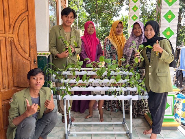 Mahasiswa KKN Berfoto Bersama Masyarakat Sekitar dan Kader Desa Wonorejo (Kredit Foto: Dokumen Pribadi Kelompok 15 KKN UPN Veteran Jawa Timur)