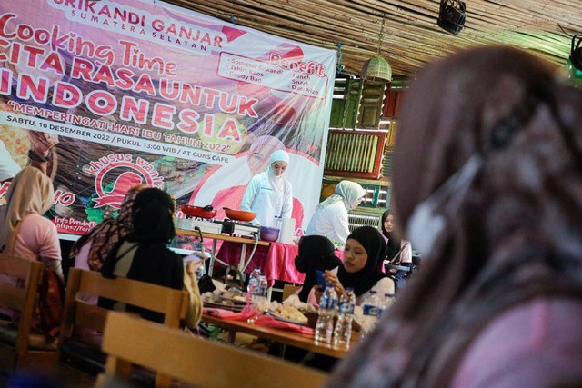 Peringatan Hari Ibu Nasional, relawan Srikandi Ganjar Sumsel menggelar kelas memasak bertajuk 'Cooking Time, Cita Rasa untuk Indonesia' yang dipandu chef profesional Dinda Alamanda. Foto: Dok. Istimewa