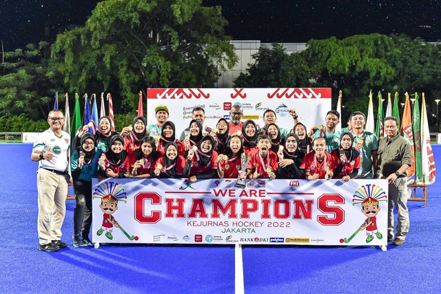 Tim hoki Jawa Barat menjadi juara usai mengalahkan tim hoki Sumatera Utara dalam laga final yang berlangsung di lapangan hoki, Gelora Bung Karno, Senayan, Jakarta, pada 9 Desember 2022. Foto: FHI