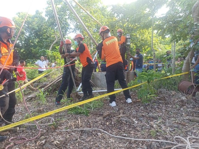 Keterangan foto: Tim SAR gabungan ketika melakukan evakuasi pemuda di Kupang yang terjatuh ke dalam sumur, Sabtu (10/12/2022).