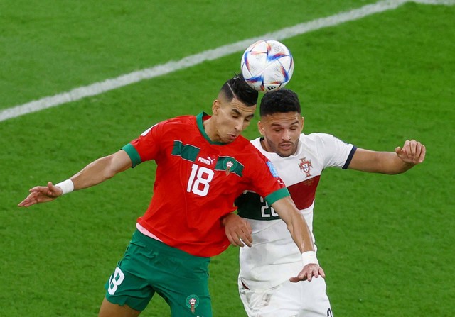 Goncalo Ramos dari Portugal beraksi dengan Jawad El Yamiq dari Maroko pada pertandingan Perempat Final Maroko melawan Portugal di Stadion Al Thumama, Doha, Qatar - 10 Desember 2022. Foto: Paul Childs/REUTERS