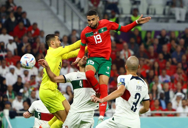 Youssef En-Nesyri dari Maroko mencetak gol pertama mereka pada pertandingan Piala Dunia 2022 antara Maroko melawan Portugal di Stadion Al Thumama, Doha, Qatar, 10 Desember 2022. Foto: Molly Darlington/REUTERS