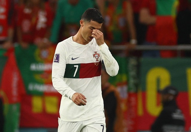 Ekspresi Cristiano Ronaldo usai timnya Portugal kalah dari Maroko di Piala Dunia 2022, Sabtu 10 Desember 2022. Foto: Kai Pfaffenbach/REUTERS
