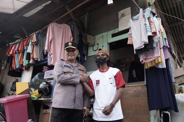 Polda Metro Jaya gelar aksi sosial di Lapak Pemulung Pinang Kalijati, Pondok Labu, Cilandak, Jakarta Selatan, Jumat (9/12). Foto: Dok. Istimewa