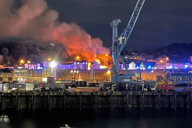 Api dan asap terlihat usai ledakan di Pulau Jersey, Kepulauan Channel, Sabtu 10 Desember 2022. Foto: Daniel Hunt via Reuters