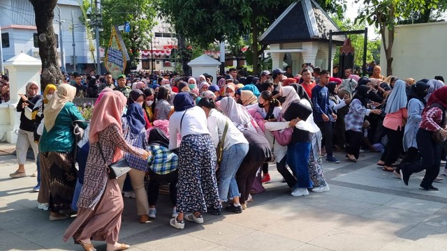 Warga yang menyaksikan kirab pernikahan Kaesang-Erina menyerbu peralatan rumah tangga dalm prosesi begalan, Minggu (11/12/2022). FOTO: Fernando Fitusia