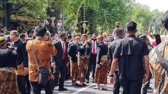 Presiden Jokowi turun dari kereta kencana untuk menyapa warga yang menunggunya di depan Pura mangkunegaran, Solo, Minggu (12/11/2022). FOTO: Fernando Fitusia