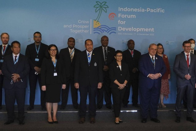 Menteri Luar Negeri Retno Marsudi (tengah) berfoto bersama menteri dan delegasi dari 22 negara jelang pertemuan Indonesia-Pacific Forum for Development (IPFD) di Bali International Convention Center, Nusa Dua, Badung, Bali, Rabu (7/12/2022). Foto: Nyoman Hendra Wibowo/ANTARA FOTO (kumparanNEWS)