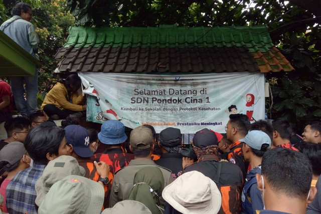 Wali murid SDN 1 Pondok Cina menghadang petugas Satpol PP yang hendak melakukan penertiban, Minggu (11/12/2022). Foto: Ananta Erlangga/kumparan