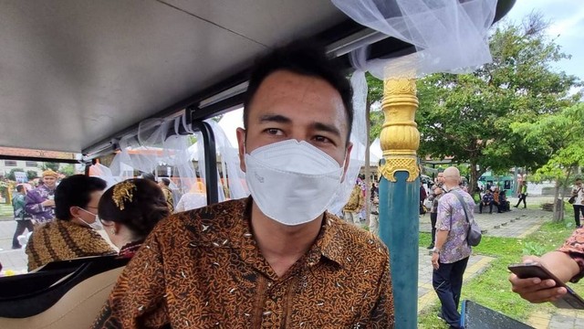 Artis dan presenter, Raffi Ahmad, saat menghadiri pernikahan Kaesang-Erina di Pura Mangkunegaran, Solo, Minggu (11/12/2022). FOTO: Fernando Fitusia