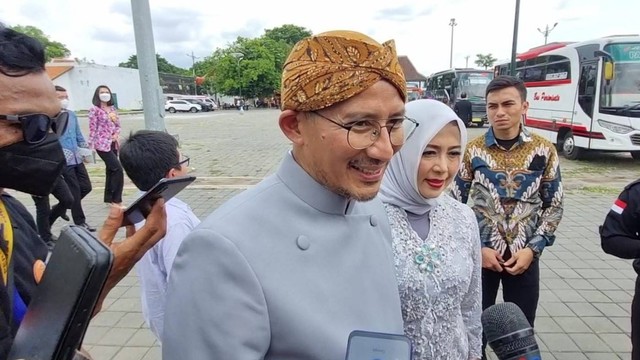 Menteri Pariwisata dan Ekonomi Kreatif, Sandiaga Uno, saat menghadiri pernikahan Kaesang di Solo, Minggu (11/12/2022). FOTO: Fernando Fitusia