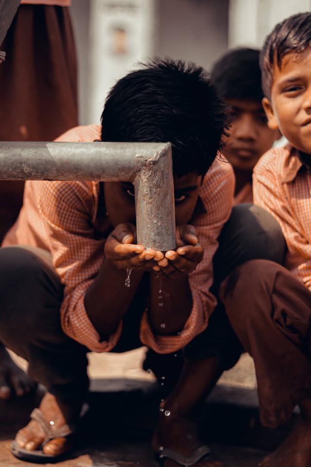 Ritesh Arya (2020), Ethnic Kids Drinking Water From Pipe, diakses melalui https://www.pexels.com/photo/ethnic-kids-drinking-water-from-pipe-3092648/