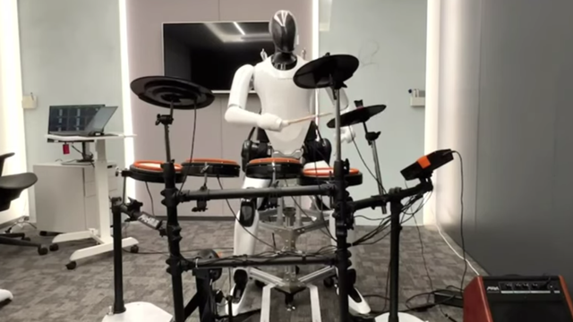 Robot CyberOne yang dikembangkan Xiaomi, dipamerkan sedang bermain drum. Foto: Institute of Electrical and Electronics Engineers (IEEE)