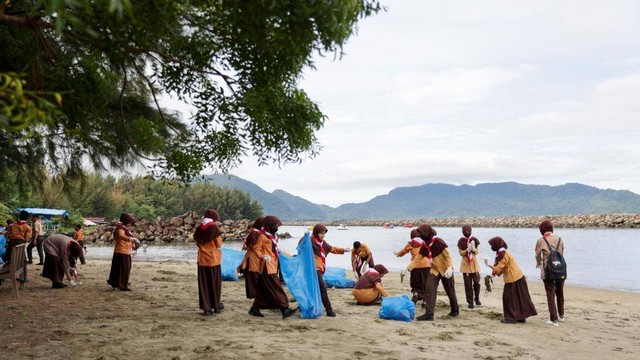 Foto Aksi Anggota Pramuka Di Banda Aceh Bersihkan Pantai Ulee Lheue Dari Sampah