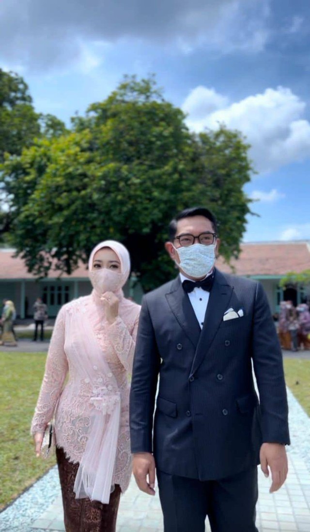 Ridwan Kamil bersama istrinya, Atalia Praratya, menghadiri pernikahan Kaesang Pangarep dengan Erina Gudono di Kota Solo, pada Minggu (11/12/2022). Foto: Humas Jabar