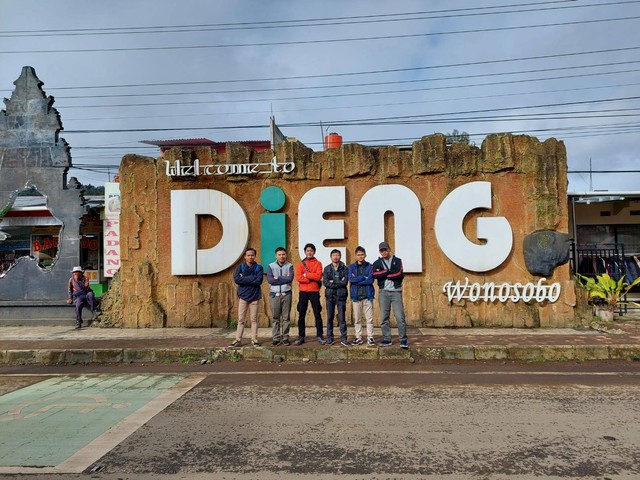 foto kebersamaan di kawasan dieng. sumber: pribadi.