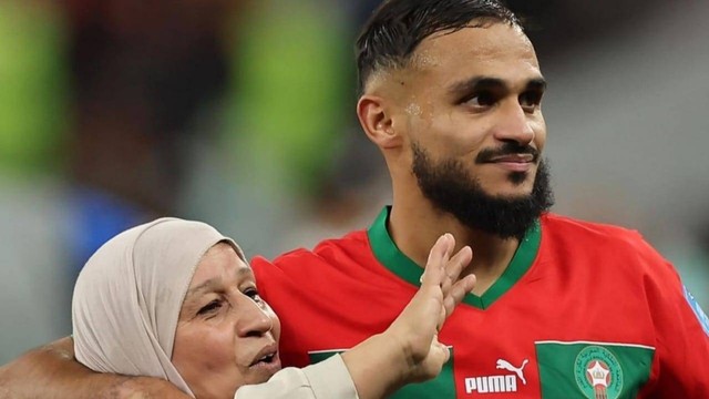 Sofiane Boufal ketika merayakan kemenangan Maroko atas Portugal bersama Ibunya. Sumber foto: dokumentasi FIFA World Cup Qatar 2022