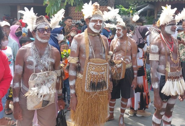 Asosiasi Pengukir Asmat tiba di Solo setelag dua minggu melakukan perjalanan dari Papua