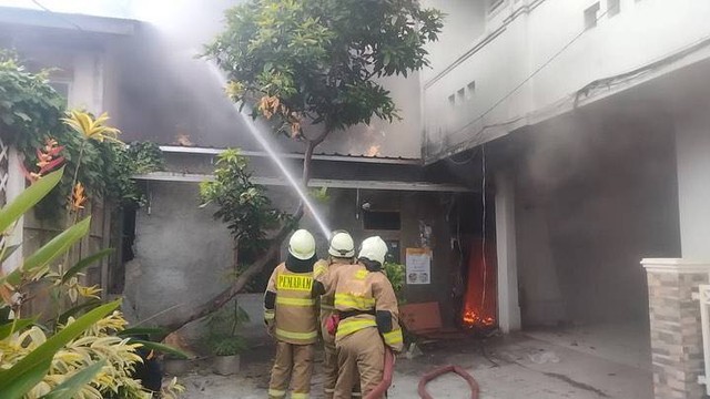 Pemadaman kebakaran di Matraman Raya, Jakarta Timur, Minggu (11/12/2022). Foto: Instagram/@humasjakfire