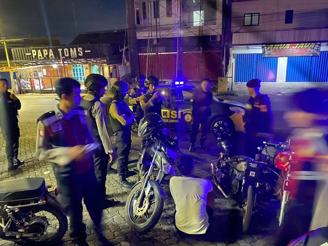 Patroli gabungan yang dilakukan di Bandar Lampung guna mencegah terjadinya tindak kejahatan di malam hari. | Foto : Polresta Bandar Lampung