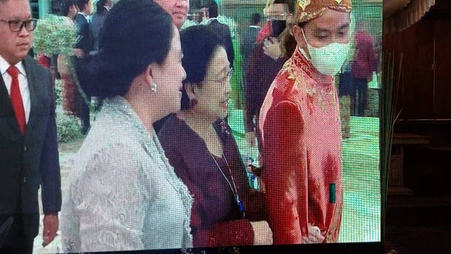 Megawati Soekarno Putri saat bersama Puan Maharani dan Gibran Rakabuming Raka. Foto: Dok. Istimewa