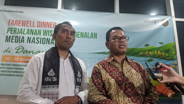 Bupati Toba, Poltak Pasaribu (kanan) dan Direktur Pemasaran Nusantara Deputi Pemasaran Pariwisata, Kemenparekraf Dwi Marhen Yono (kiri) di Hotel Labersa Toba, Balige, Sumatera Utara, Minggu (11/12). Foto: Jonathan Devin/kumparan