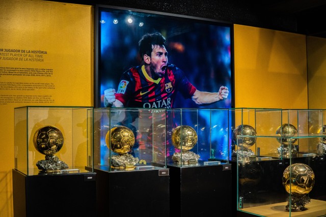 Gambar Lionel Messi dan Piala-piala Ballon d'Or di Stadion Camp Nou, Barcelona (Sumber: unsplash.com)