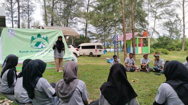 Kemah Jurnalistik digelar FJL Aceh di kawasan Konservasi Penyu Aroen Meubanja, Aceh Jaya. Foto: dok. FJL Aceh