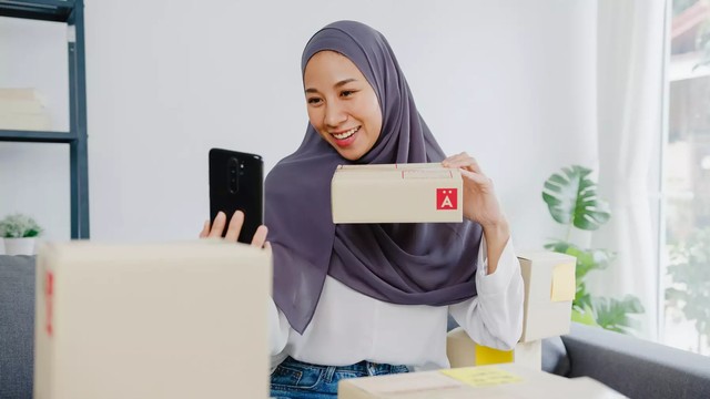 https://www.freepik.com/free-photo/young-muslim-businesswoman-blogger-using-mobile-phone-camera-recording-vlog-video-live-streaming-review-product-home-office_15113070.htm#page=5&query=Muslimah&position=25&from_view=search&track=sph