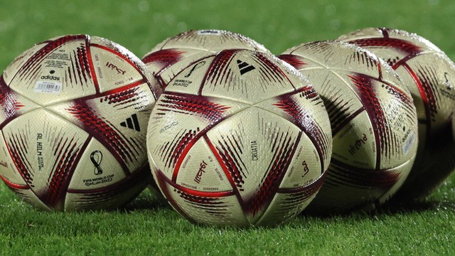 Bola "Al Hilm", bola pertandingan resmi yang akan digunakan di semifinal dan final sepak bola Piala Dunia Qatar 2022. Foto: Jack Guez/AFP