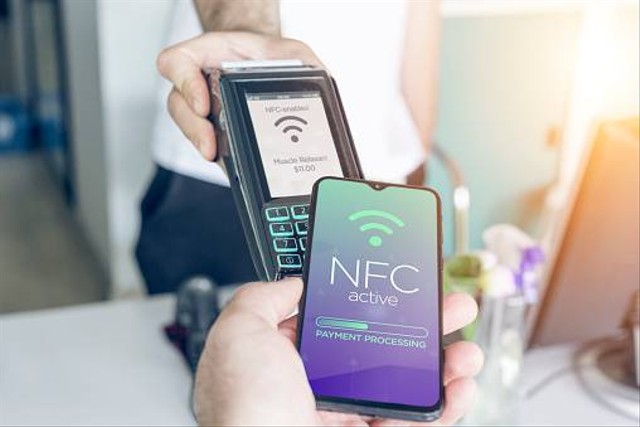 Ilustrasi bertransaksi menggunakan NFC di smartphone. Foto: Unsplash.com