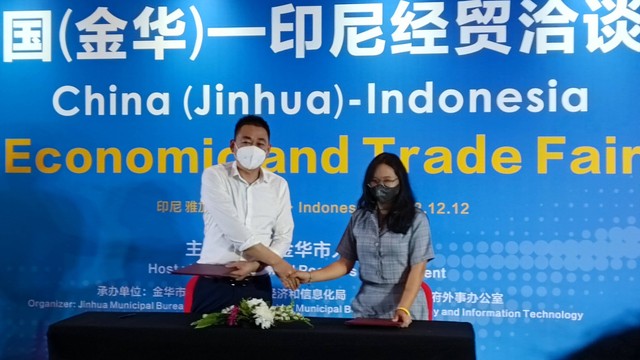 Penandatanganan kerja sama China (Jinhua) dengan Indonesia di Hotel Borobudur, Jakarta, Senin (12/12/2022). Foto: Ave Airiza Gunanto/kumparan