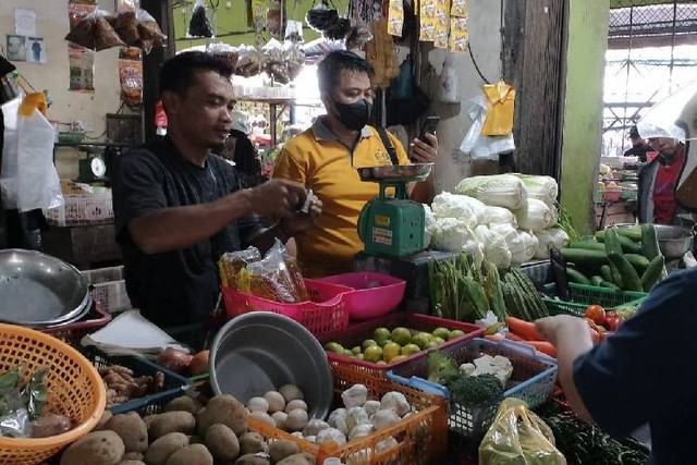 Sat Intelkam Polres Bintan saat memantau proses jual beli di pasar Bintan. (Foto: Istimewa)