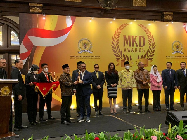 Muhaimin Iskandar memberikan penghargaan kepada Masinton di acara MKD Awards, Senin (12/12/2022).  Foto: Luthfi Humam/kumparan