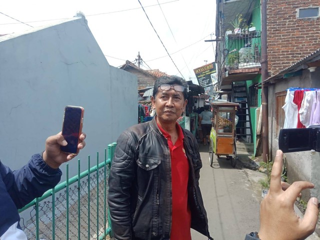 Agus Suherman, Ketua RW tempat terduga teroris bom bunuh diri tinggal di Bandung, Senin (12/12).  Foto: Dok. Istimewa