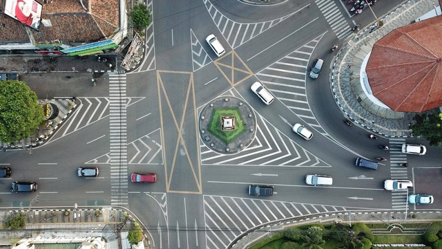 Ilustrasi, kawasan Simpang Lima - Jalan Asia Afrika, Kota Bandung, yang menjadi salah satu pusat ekonomi di kota kembang. Foto: Humas Pemkot Bandung