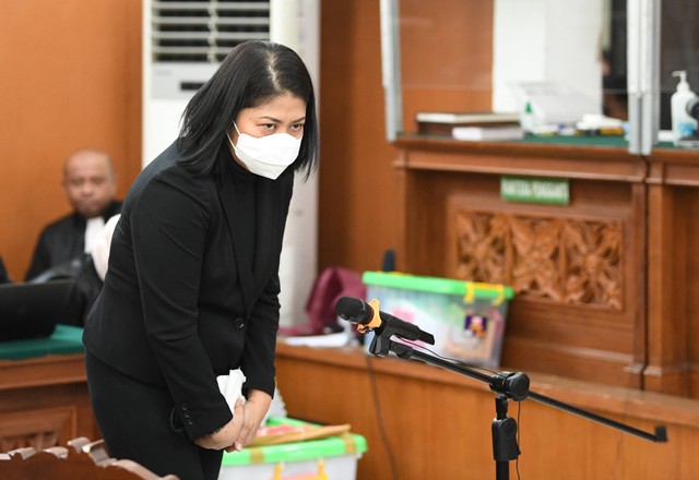 Saksi kasus pembunuhan berencana Brigadir Yosua Putri Candrawathi bersiap menjalani sidang lanjutan dengan terdakwa Richard Eliezer, Ricky Rizal dan Kuat Ma'ruf di PN Jakarta Selatan, Jakarta, Senin (12/12/2022). Foto: Akbar Nugroho Gumay/Antara Foto