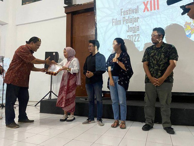 Pelajar SMAN 1 Garut saat menerima penghargaan di ajang Festival Film Pelajar Jogja 2022. Foto: Diskominfo Garut