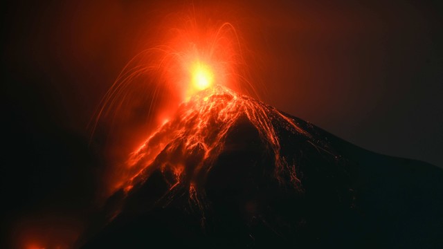 Gunung berapi Fuego saat erupsi terlihat dari Alotenango di departemen Sacatepequez, Guatemala pada Minggu (11/12/2022).
 Foto: Johan Ordonez/AFP