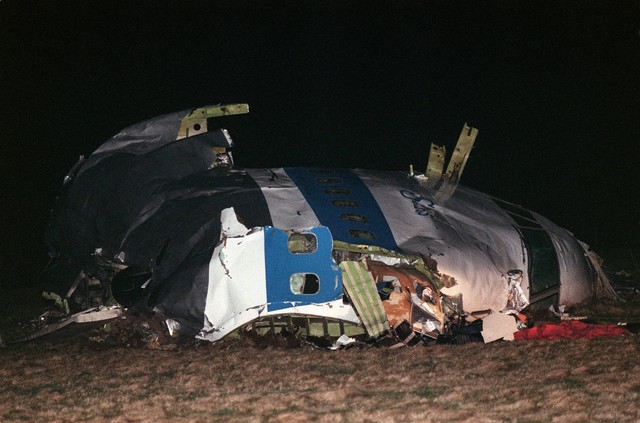 Puing-puing kokpit Pan Am Boeing 747 sehari setelah pesawat meledak dalam penerbangan di Lockerbie pada 21 Desember 1988. Foto: Letkey/AFP